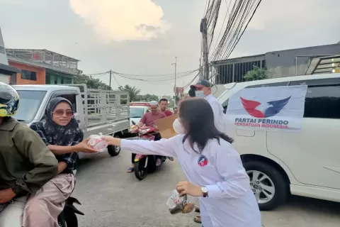 RPA Perindo Bersama Bacaleg Berbagi Takjil di Simpang Tugu Gong Bolong Depok 