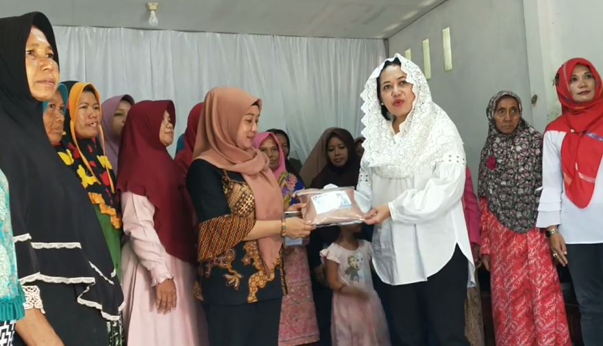 Sambangi Emak-emak di Dua Desa di Purworejo, Susaningtyas Kertopati Bagikan Mukena Gratis