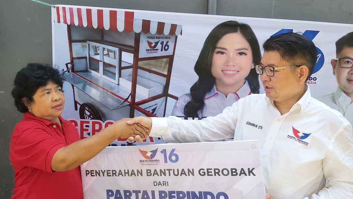 Terima Gerobak Perindo, Penjual Mie Goreng: Partai yang Sangat Peduli Rakyat Kecil