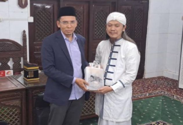 Disambut Hangat di Pesantren Salafiyah Az Zuhri Semarang, Gus E: TGB Awet Nom