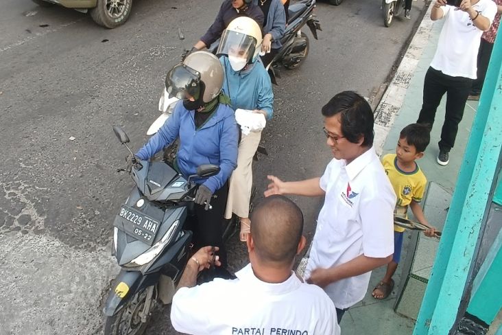 Semringah, Ini Kata Pedagang Takjil Seusai Dagangannya Diborong Partai Perindo Sumut