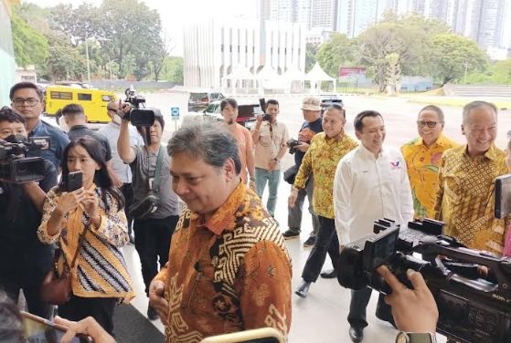Senyum Semringah Airlangga Sebelum Bertemu Jajaran Partai Perindo