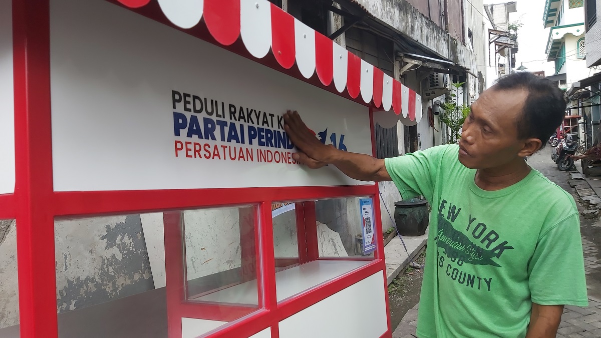 Tak Ada Biaya Beli Gerobak, Penjual Nasi Goreng di Surabaya Dapat Gerobak Perindo