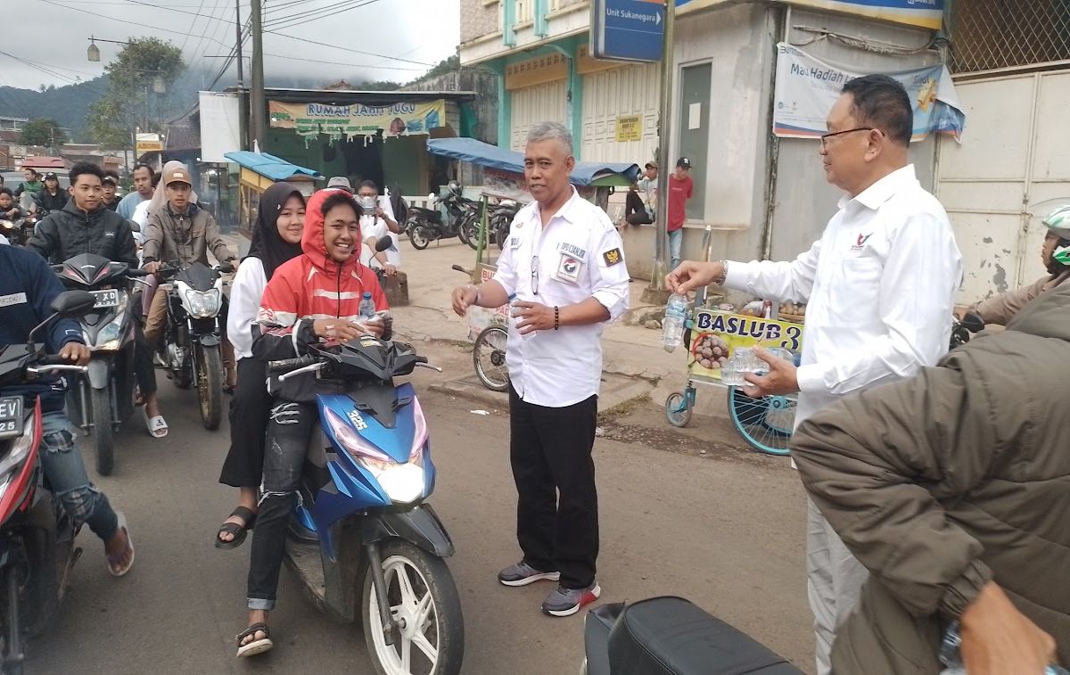Tebar Kebaikan, Bacaleg Partai Perindo Bagikan Ratusan Takjil ke Pengguna Jalan di Cianjur
