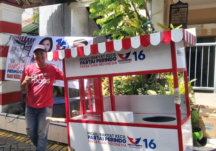Terima Bantuan Gerobak, Penjual Mi Ayam dan Bakso Doakan Partai Perindo Makin Maju