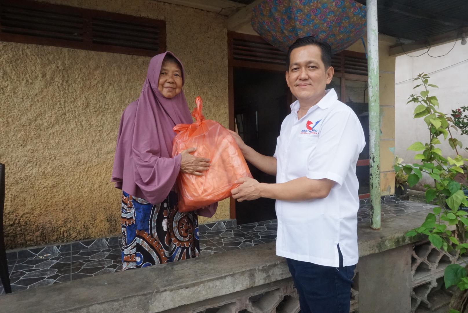 Terima Paket Lebaran, Warga Bangka Barat: Semoga PartainPerindo Terus Konsisten Bantu Masyarakat