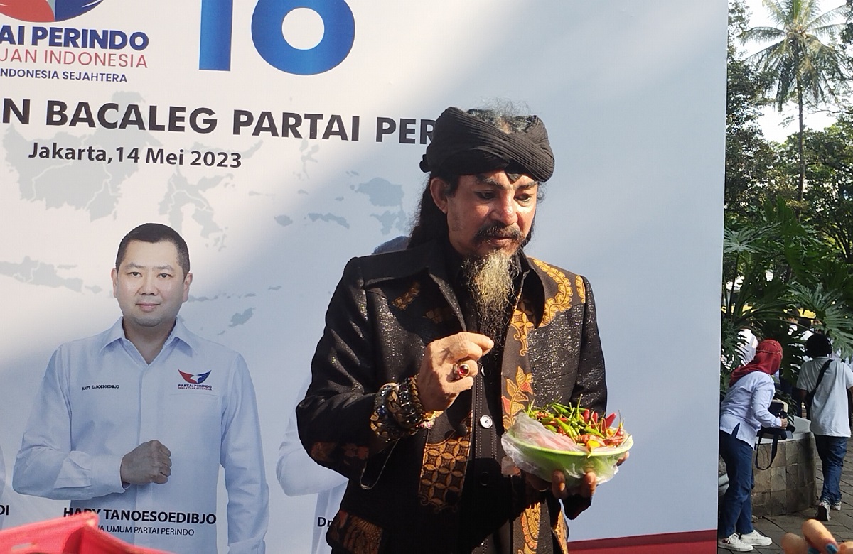 Aksi Master Limbad Makan Cabai Meriahkan Pendaftaran Bacaleg Partai Perindo
