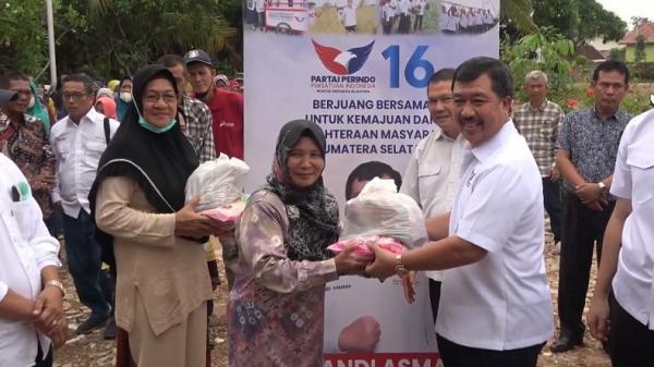 Bacaleg Partai Perindo Andi Asmara Bagikan 1.000 Paket Sembako 