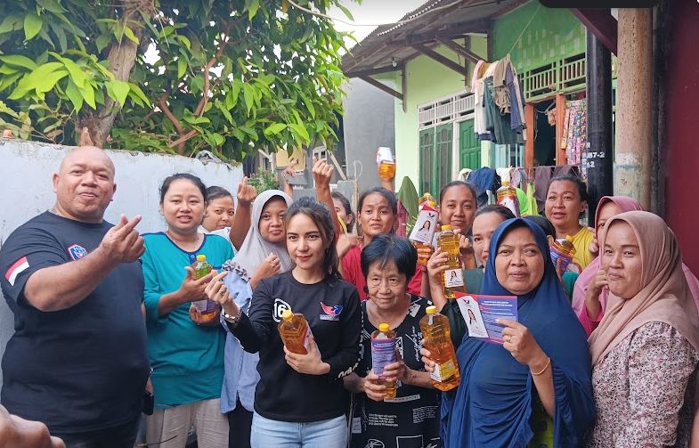 Bagikan Minyak Goreng ke Warga, Drisye Siahaya: Bukti Partai Perindo Beri Kontribusi ke Masyarakat