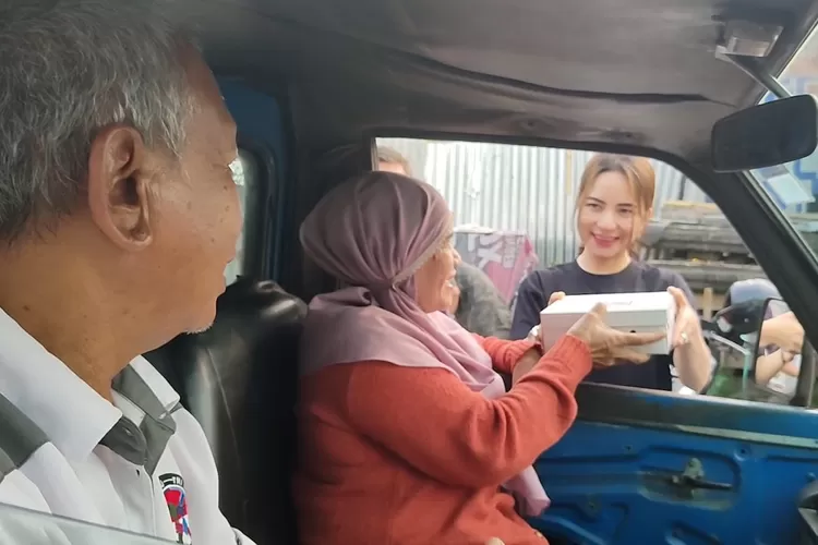 Tati Sri Hardina, Bacaleg Cantik dari Partai Perindo Turun Langsung Bantu Supir Angkot