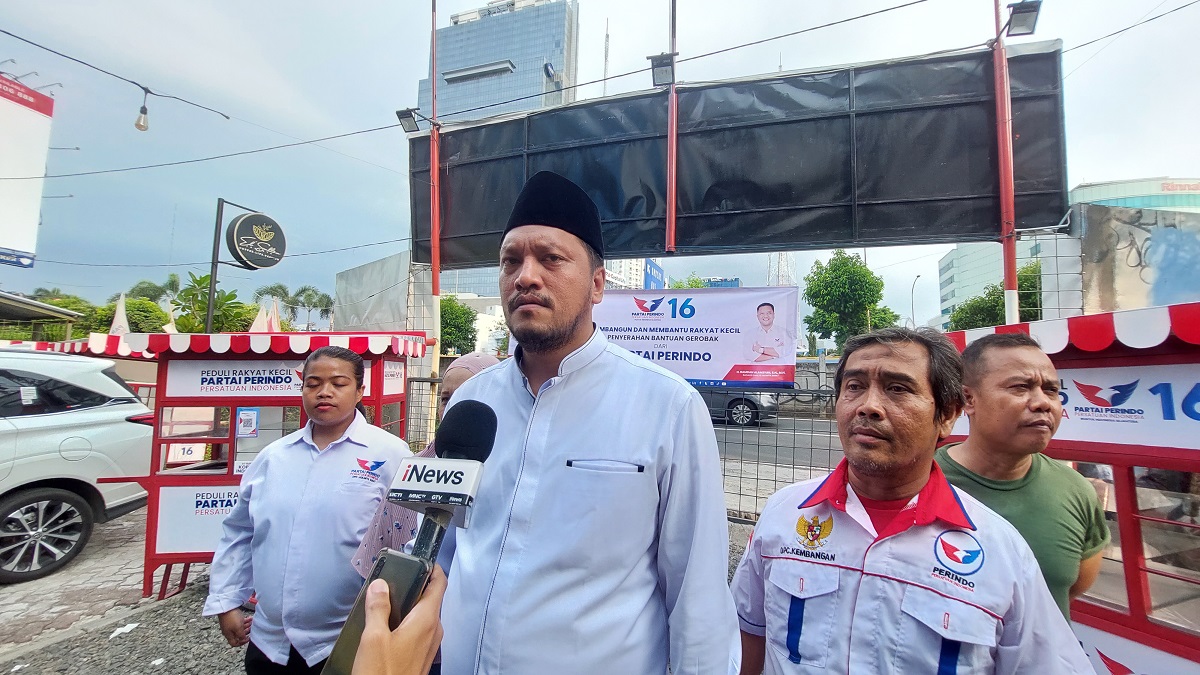 Bantu UMKM, Partai Perindo Bagikan Gerobak ke Pedagang Kopi dan Mi Ayam di Jakbar