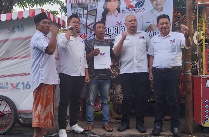 Bantuan Gerobak Perindo Bantu Bangkitkan Sektor UMKM di Surabaya 