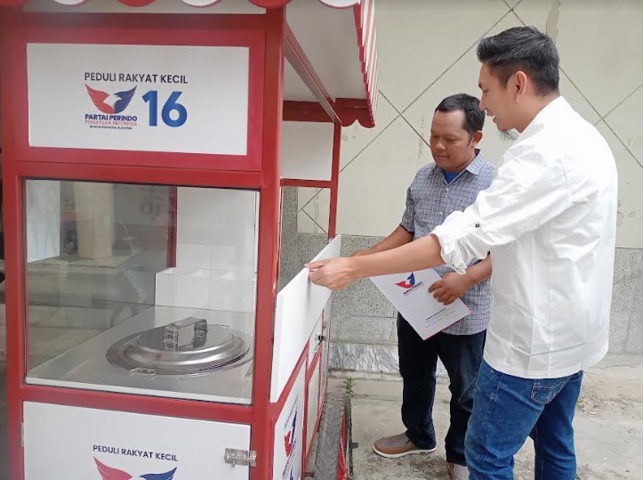 Berjualan dengan Sepeda Selama 18 Tahun, Pedagang Bakso Ini Terharu Dapat Gerobak Perindo