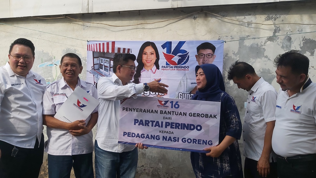Penjual Gorengan di Surabaya Ini Bersyukur Dapat Gerobak Perindo