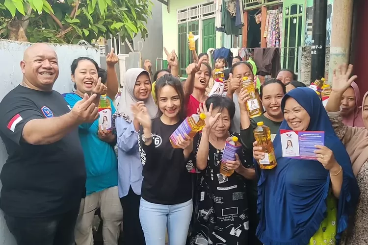 Tati Sri Hardina, Bacaleg Cantik dari Partai Perindo Depok Bagikan 250 Liter Minyak Goreng untuk Warga Pancoranmas 