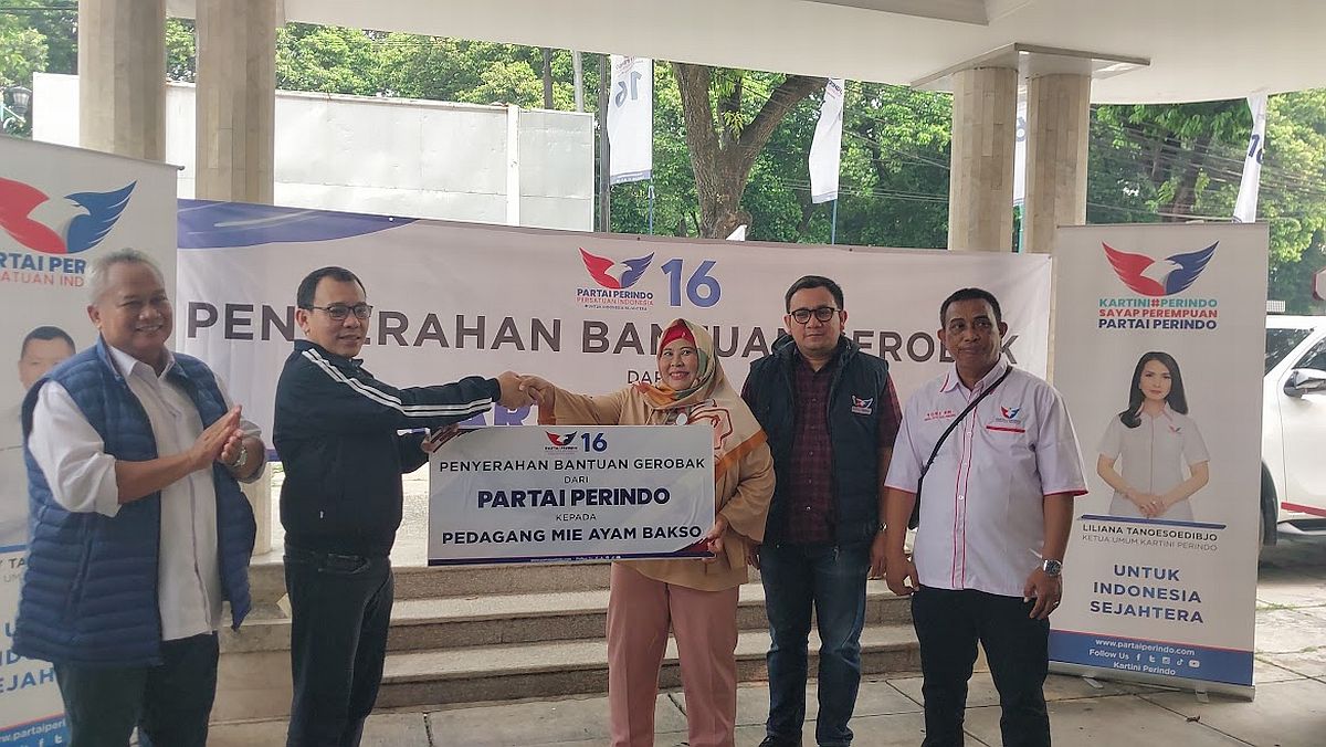 Dapat Gerobak Gratis dari Partai Perindo, Pedagang Mi Ayam Bakso Mengaku Sangat Terbantu