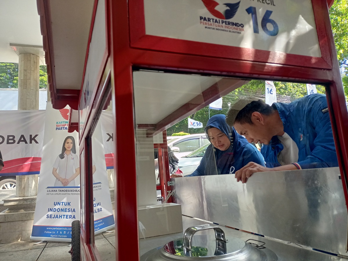 Dapat Gerobak Perindo, Pedagang: Yang Lama Sudah Rusak, Kalau Didorong Juga Rubuh