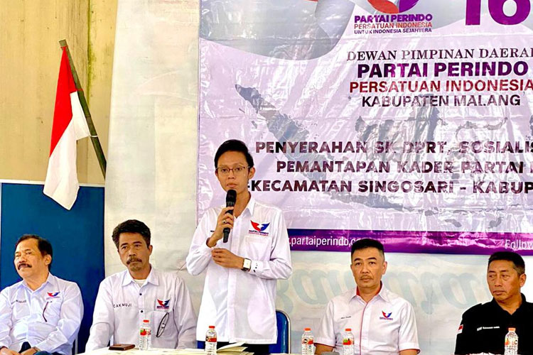 Mas Kiai Serahkan SK 26 DPRt Partai Perindo di Kabupaten Malang