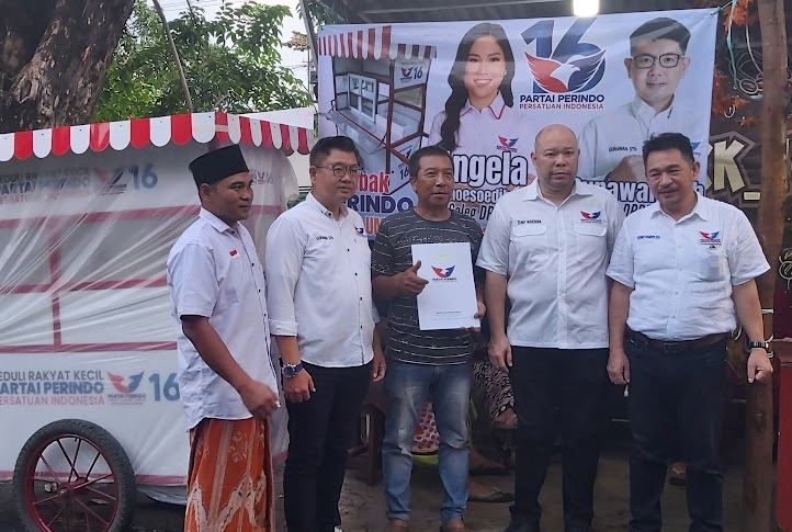 Dukung Pelaku UMKM, Bacaleg Partai Perindo Serahkan Gerobak ke Penjual Martabak di Surabaya