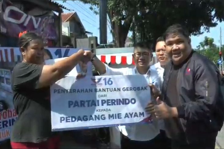 Bacaleg Partai Perindo Angela Tanoesoedibjo Dukung UMKM dengan Bagikan Gerobak Gratis 