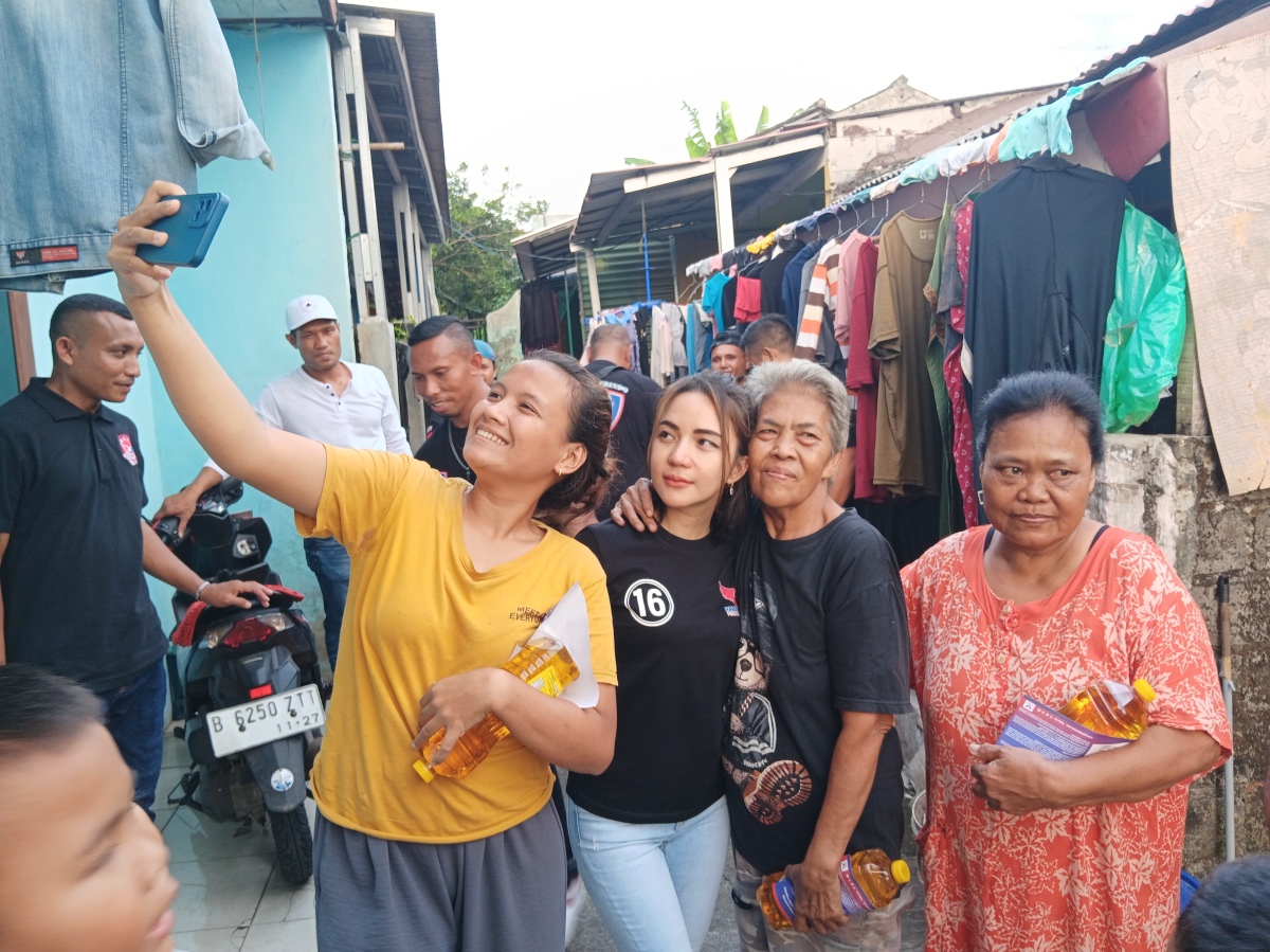 Emak-Emak Bahagia Dapat Bantuan Minyak Goreng dari Bacaleg Partai Perindo Depok
