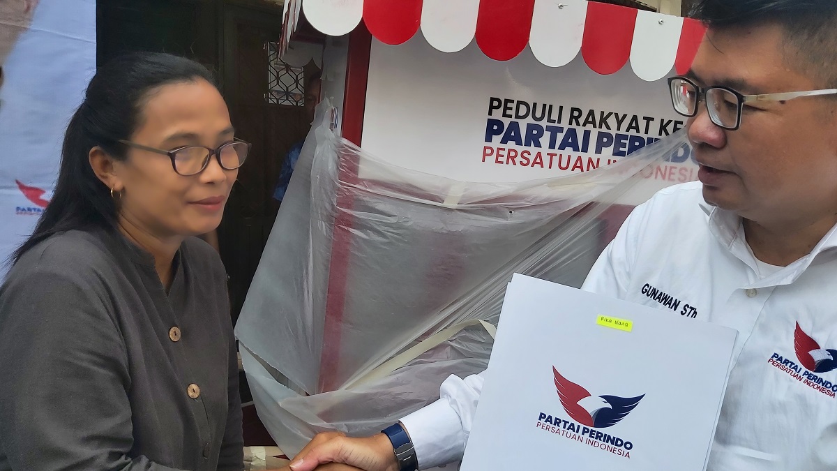 Penjual Gado-Gado di Surabaya Ini Mengaku Senang Dapat Bantuan Gerobak Perindo
