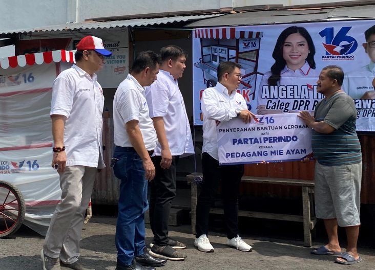 Gerobak Perindo Bantu Ekonomi Warga di Perkampungan Surabaya