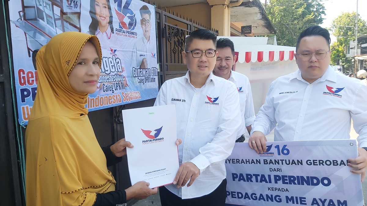 Bacaleg Partai Perindo di Surabaya Berikan Bantuan Gerobak Gratis ke Penjual Semanggi