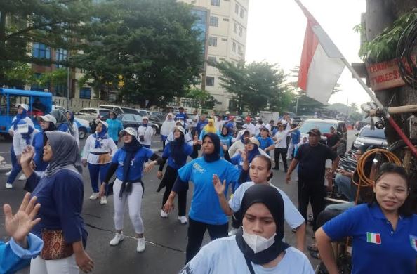 Emak-emak Antusias Ikuti Senam Sehat Partai Perindo di Kemayoran