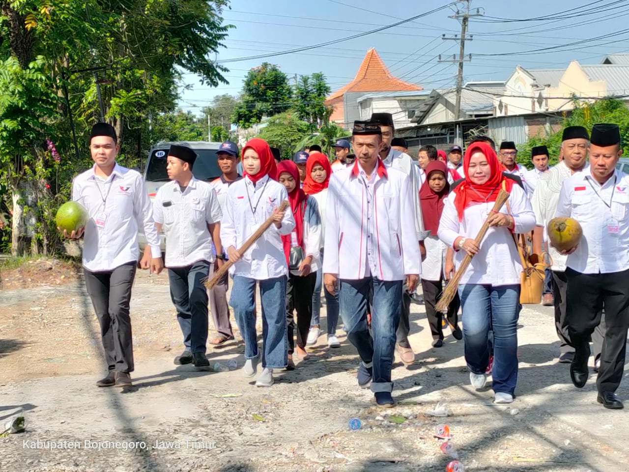 Bawa Sapu Lidi dan Kelapa ke KPU, Partai Perindo Bojonegoro Jaga Kekompakan saat Daftarkan Bacaleg ke KPU
