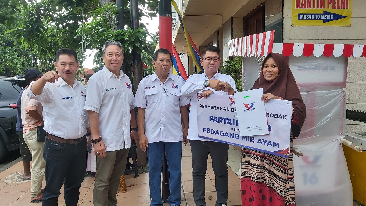 Bagikan Gerobak ke Pedagang Jadi Aksi Nyata Partai Perindo untuk Rakyat Kecil