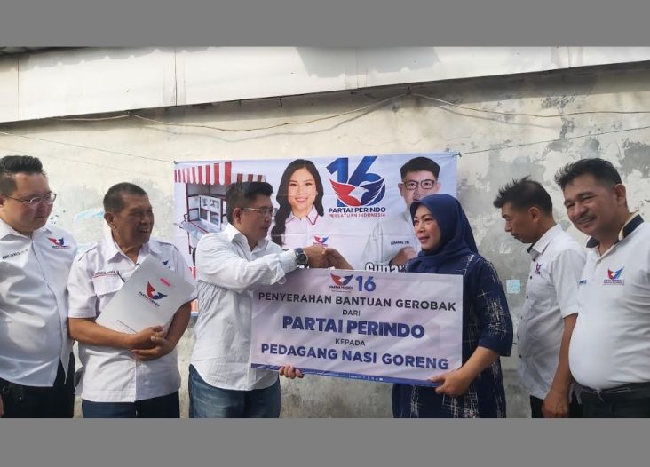 Bantu UMKM, Bacaleg Partai Perindo Serahkan Gerobak ke Penjual Gorengan di Surabaya