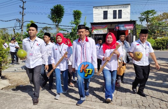Ke KPU Bawa Kelapa dan Sapu Lidi, Partai Perindo Bojonegoro Daftarkan 26 Bacaleg 