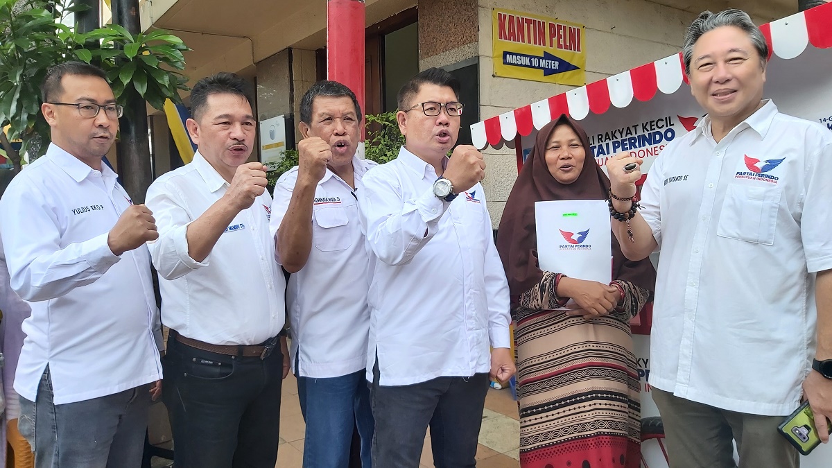 Bacaleg Partai Perindo Serahkan Bantuan Gerobak ke Pedagang Lontong Mi di Surabaya