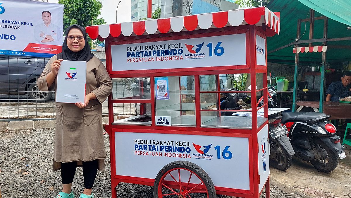 Dapat Gerobak Partai Perindo, Mama Muda Pedagang Seblak Senang Bisa Dagang Keliling