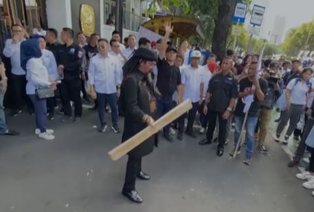Master Limbad Lakukan Atraksi Pecahkan Kayu Berisikan Nomor Urut Partai Perindo di Depan KPU