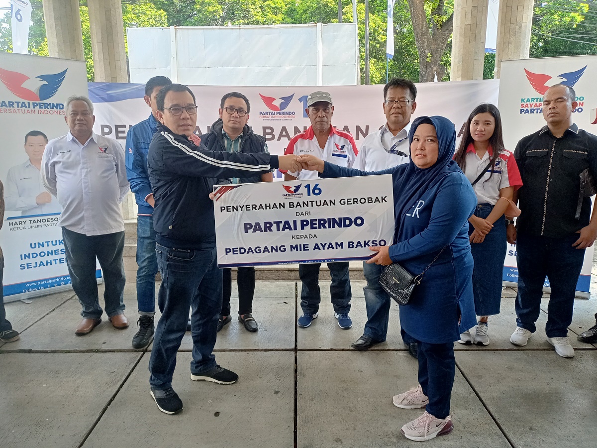 Partai Perindo Bagikan Gerobak ke Para Pedagang di Tanjung Priok