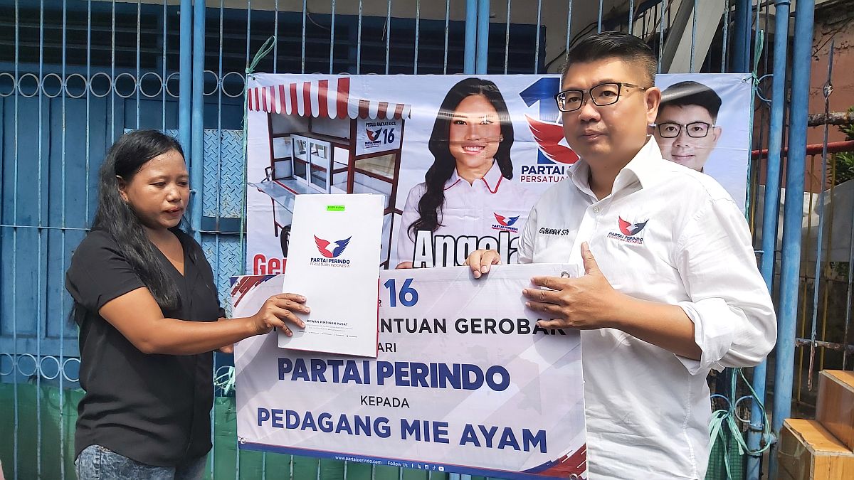 Pedagang Mi Ayam Dapat Gerobak Gratis: Terima Kasih Partai Perindo