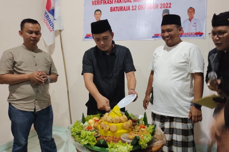 Pendaftaran Bacaleg Lancar, Partai Perindo OKU Syukuran Potong Tumpeng 