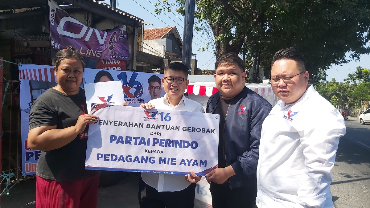 Penjual Mi Ayam Ini Semringah Dapat Gerobak Perindo dari Angela Tanoesoedibjo