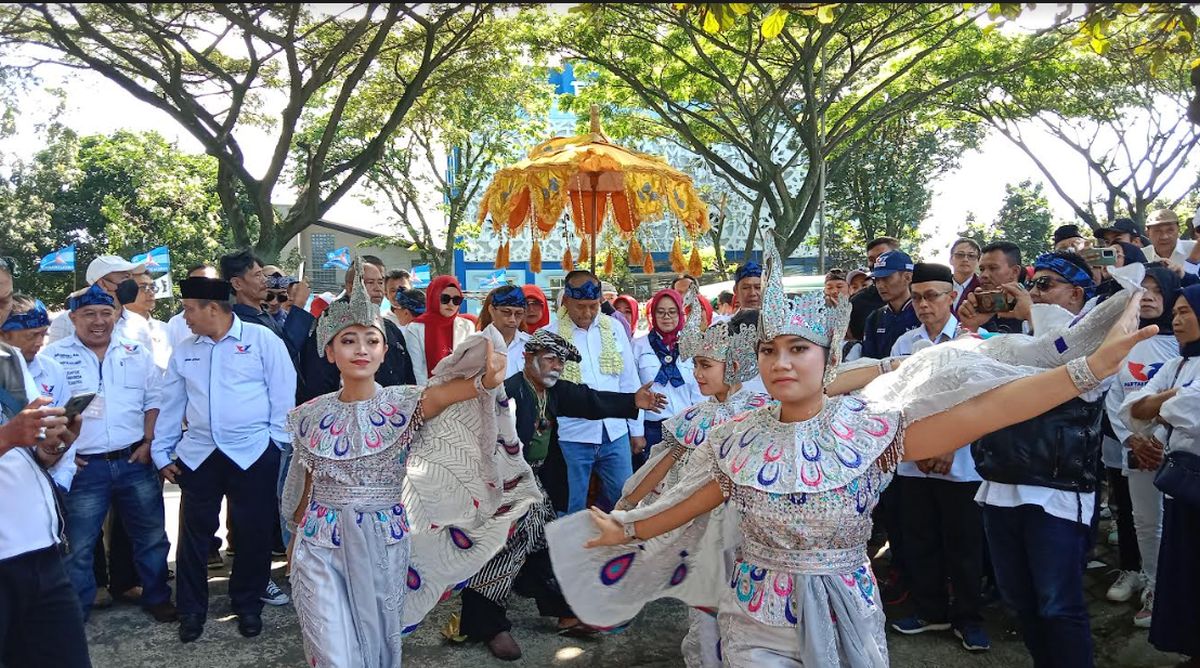 Partai Perindo Bandung Konvoi Daftarkan 50 Bacaleg, Tiba di KPU Kota Disambut Lengser