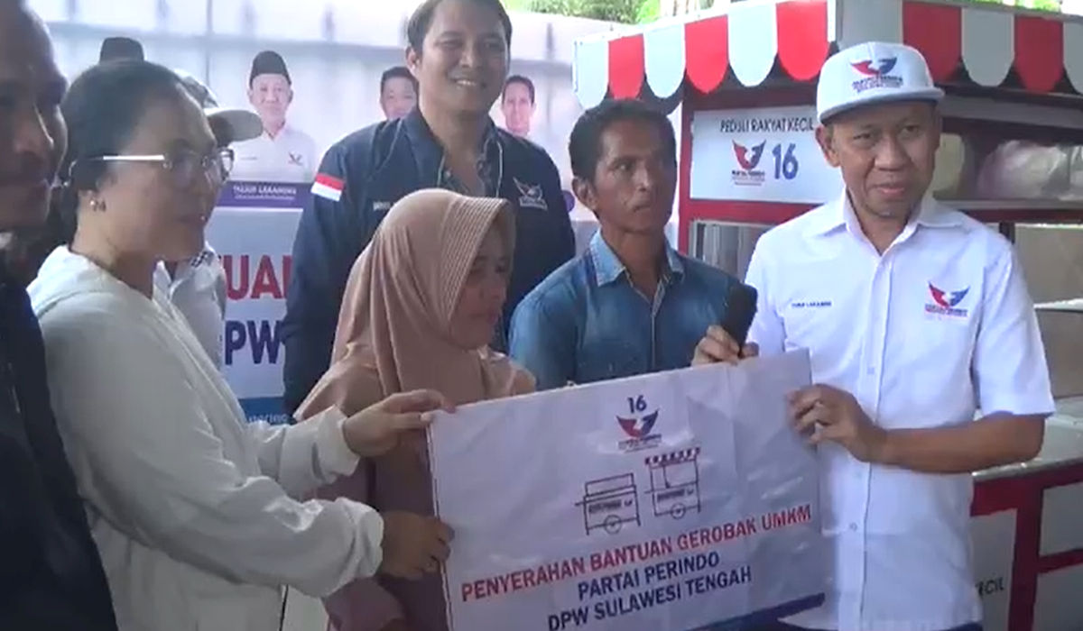 Partai Perindo Serahkan Dua Gerobak dan Bantuan Modal ke Pedagang di Parigi Mautong