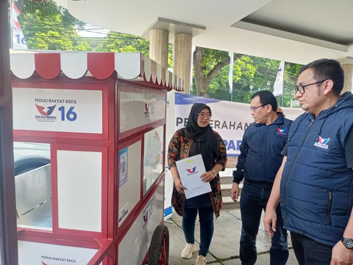 Partai Perindo Bagikan Tiga Gerobak ke Pelaku UMKM di Kecamatan Koja