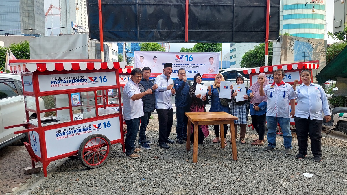 Puluhan Tahun Dagang Mi Ayam, Wanita Lansia Ini Kesampaian Punya Gerobak Perindo