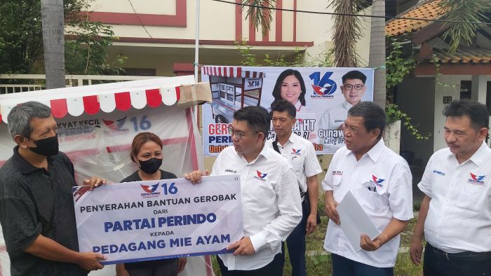 Dapat Bantuan Gerobak, Penjual Gorengan: Partai Perindo Sangat Membantu Rakyat Kecil