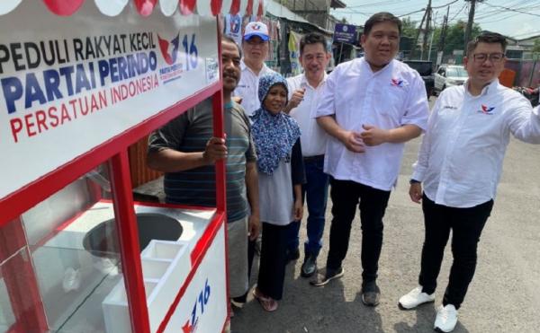 Salurkan Bantuan Gerobak, Bacaleg Partai Perindo: Bantu Ekonomi Warga 