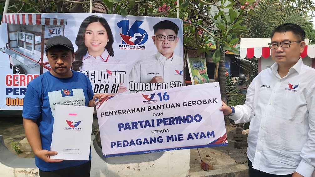 Bacaleg Partai Perindo Bagikan Puluhan Gerobak ke Pelaku UMKM di Surabaya