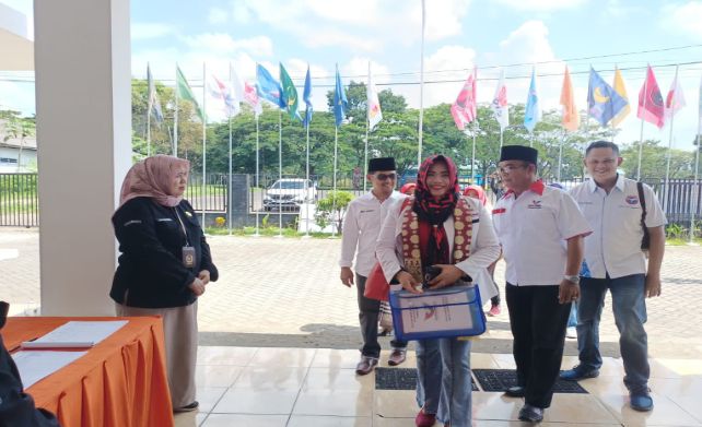 Linda Ariyani Naik Jeep Datangi KPU Daftar Bacaleg Partai Perindo