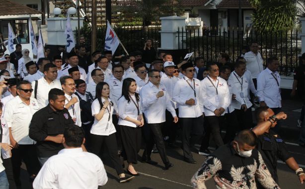 Daftarkan Bacaleg, Ratusan Kader Partai Perindo Dipimpin Hary Tanoesoedibjo Tiba di Kantor KPU