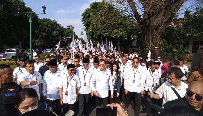 Tiba di KPU, Kedatangan Hary Tanoesoedibjo Diramaikan Ratusan Bacaleg dan Mars Perindo